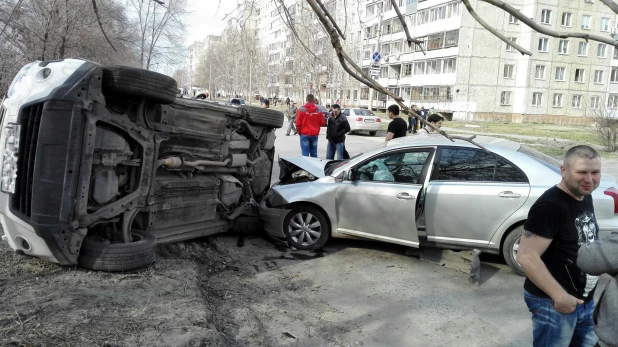 Nissan перевернулся на бок в результате ДТП в Барнауле.