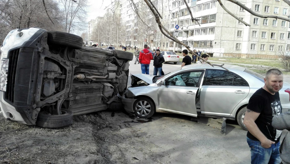 Nissan перевернулся на бок в результате ДТП в Барнауле.