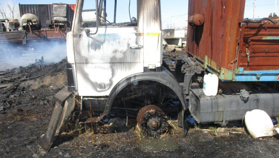 Из-за поджога травы в Новосибирске на стоянке сгорели два грузовика.