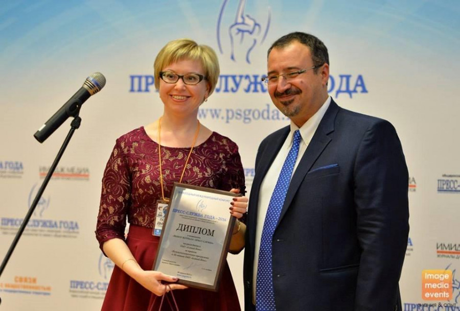 Награду вручает Тимур Асланов, главный редактор журнала &quot;Пресс-служба&quot;, руководитель ИД &quot;Имидж-Медиа&quot;, Москва.