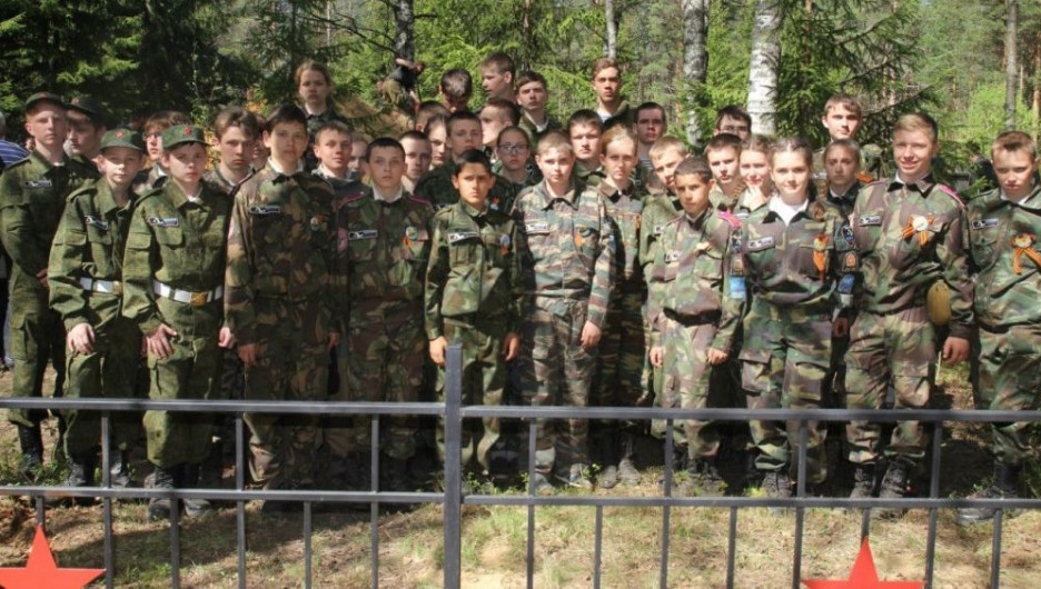 Курсанты Сибирского кадетского корпуса г. Новосибирска, с 2001 года несущие Вахту памяти на Ивановском пятачке.