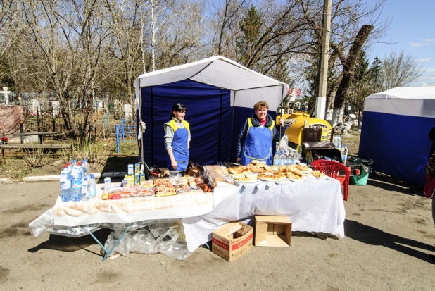 Родительский день в Барнауле. Власихинское кладбище