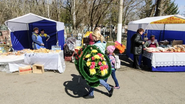 Родительский день в Барнауле. Власихинское кладбище