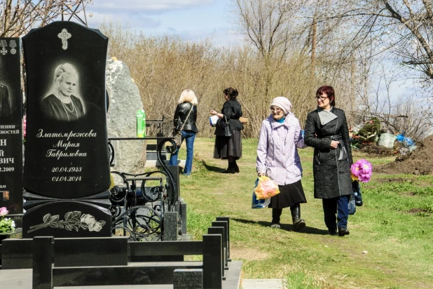 Родительский день в Барнауле. Власихинское кладбище