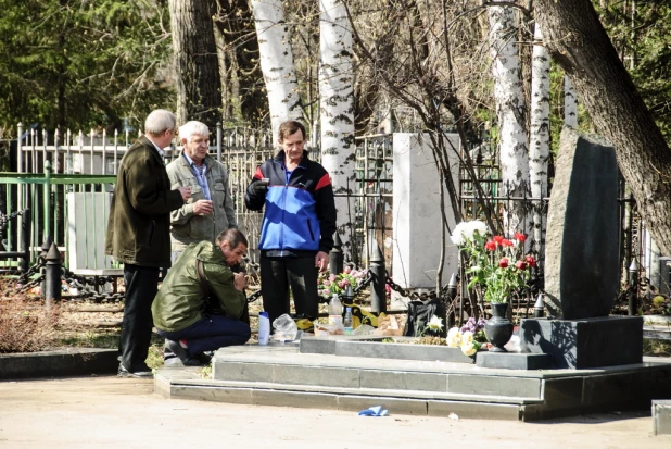 Родительский день в Барнауле. Власихинское кладбище