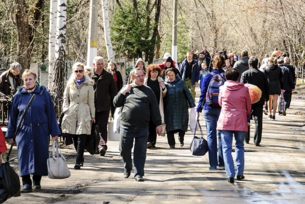 Родительский день в Барнауле. Власихинское кладбище