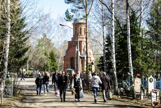 Родительский день в Барнауле. Власихинское кладбище