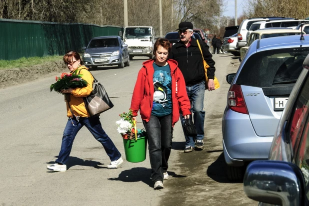 Родительский день в Барнауле. Власихинское кладбище