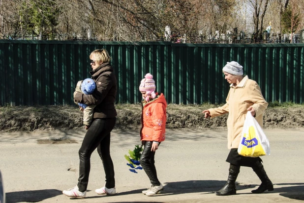 Родительский день в Барнауле. Власихинское кладбище