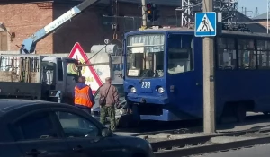 В Бийске Toyota врезалась в трамвай. 25 апреля 2017 года.