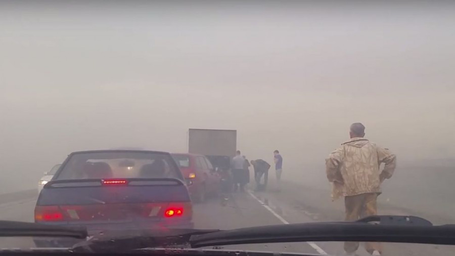 Из-за смога на трассе Барнаул-Рубцовск под Калманкой бьются машины. 27 апреля 2017 года.