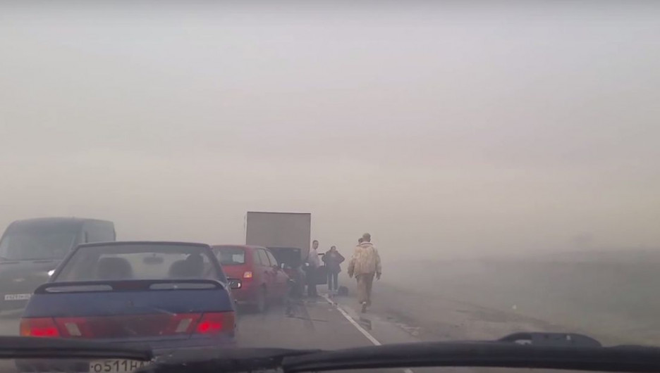 Из-за смога на трассе Барнаул-Рубцовск под Калманкой бьются машины. 27 апреля 2017 года.
