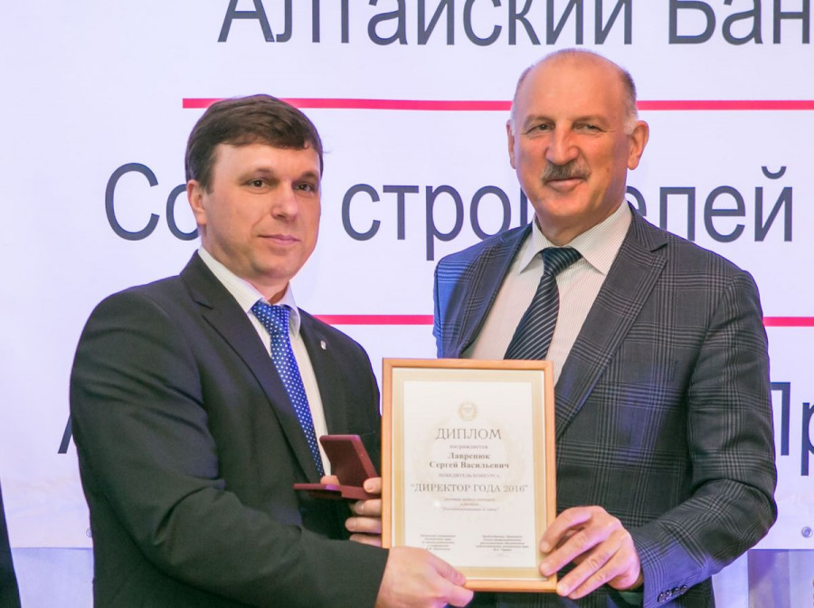 Сергей Лавренюк (слева) стал победителем конкурса &quot;Директор года&quot;.