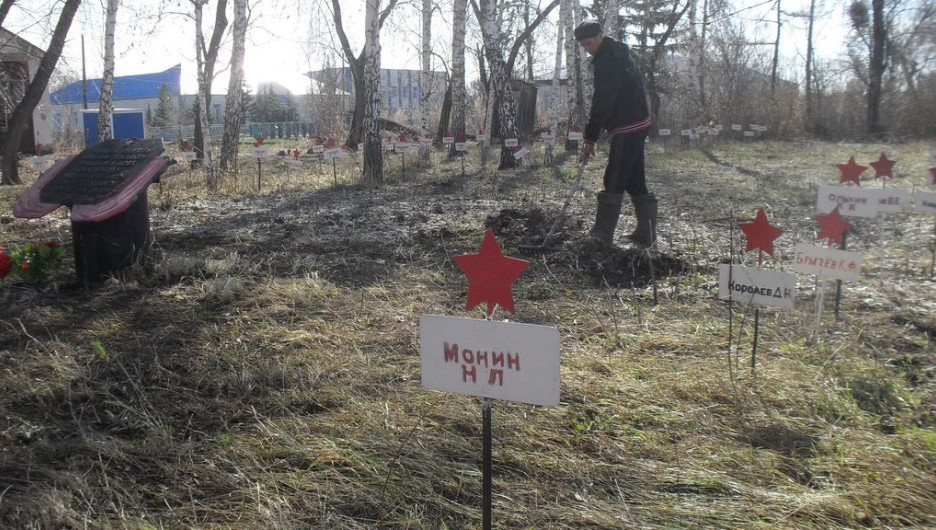 Алтайские осужденны провели уборку памятников и мемориалов.
