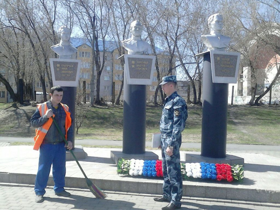 Алтайские осужденны провели уборку памятников и мемориалов.