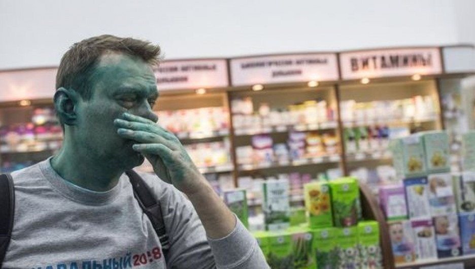 Навальный в Москве получил ожог глаза зеленкой.