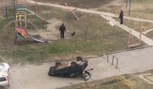 В Новосибирске молодые хулиганы перевернули "Таврию", оставленную во дворе. 28 апреля 2017 года.