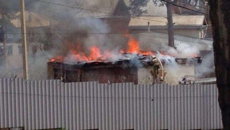 В Барнауле загорелся недостроенный дом.