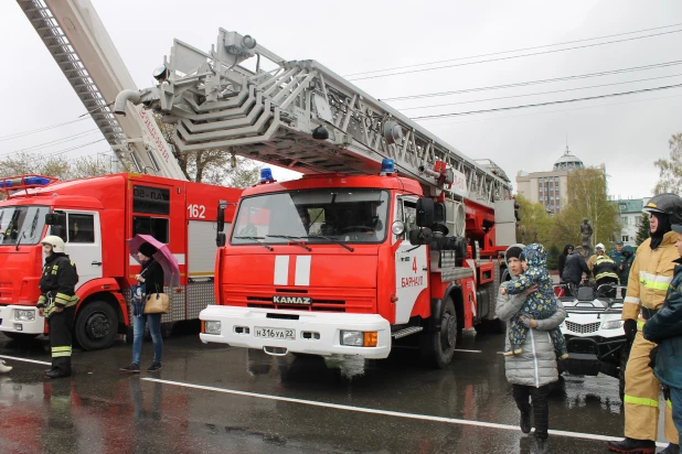 Парад пожарной техники в Барнауле.