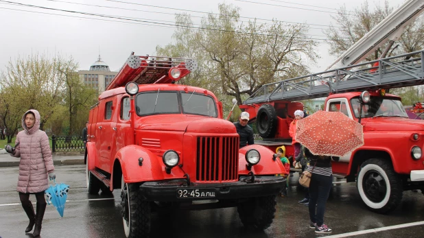 Парад пожарной техники в Барнауле.