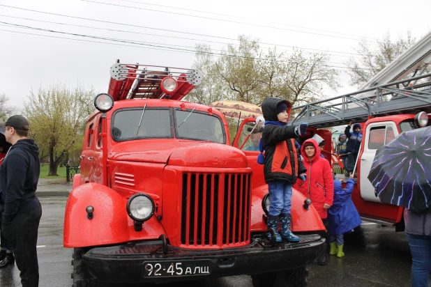 Парад пожарной техники в Барнауле.