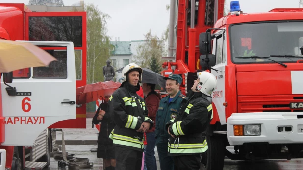 Парад пожарной техники в Барнауле.