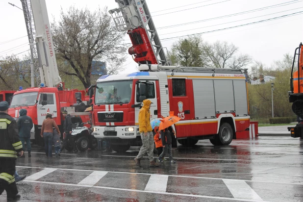 Парад пожарной техники в Барнауле.