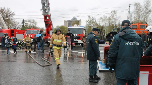 Парад пожарной техники в Барнауле.