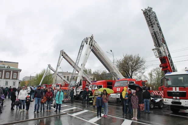 Парад пожарной техники в Барнауле.