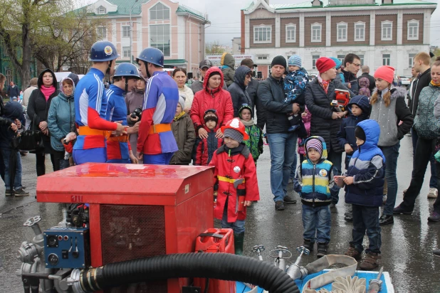 Парад пожарной техники в Барнауле.