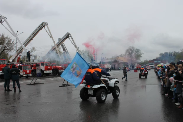 Парад пожарной техники в Барнауле.