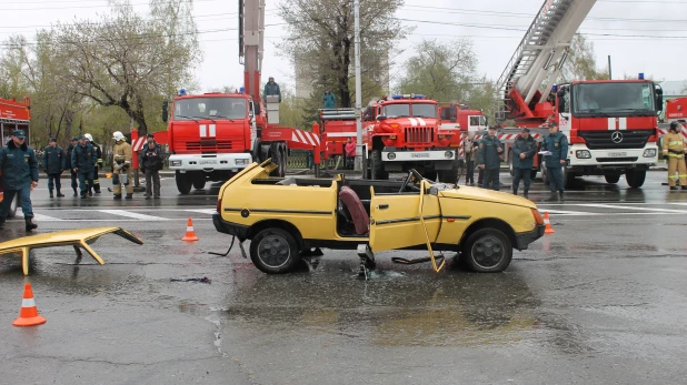 Спасение человека при ДТП, МЧС.