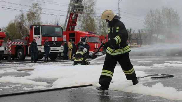 Парад пожарной техники в Барнауле.