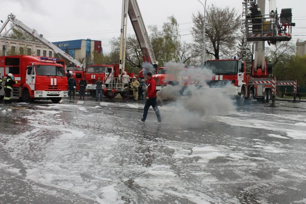 Парад пожарной техники в Барнауле.