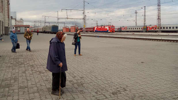 Железнодорожный вокзал Барнаула, пенсионерка.