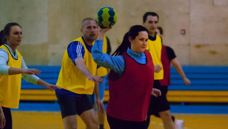В спортзале "Барнаульского сереброплавильного завода" возобновились тренировки гандболистов. Апрель 2017 года 