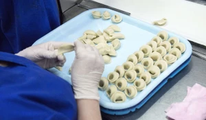 Как производят пельмени.