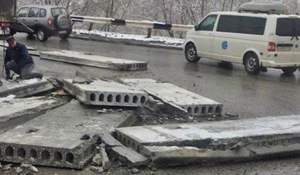 На шлюзовском кольце грузовик просыпал плиты.