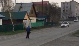 По Камню-на-Оби гулял мужчина, вооруженный топорами.