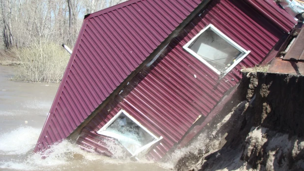 В Курье жилой дом рухнул в воду