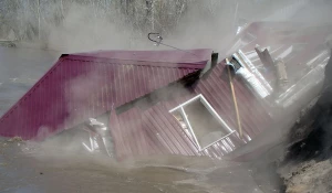 В Курье жилой дом рухнул в воду