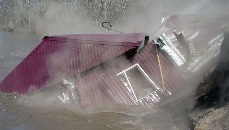 В Курье жилой дом рухнул в воду