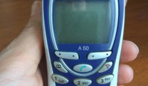 Мобильный телефон Siemens A50 (начало 2000-х).