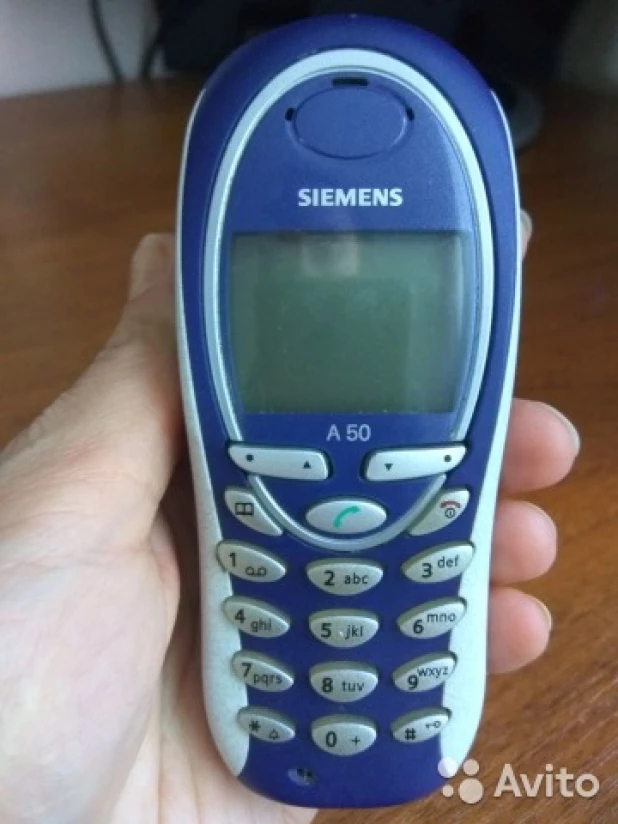 Мобильный телефон Siemens A50 (начало 2000-х).