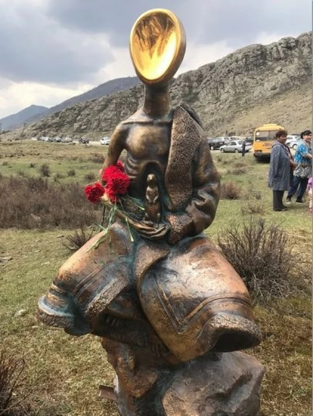 В Горном Алтае установили памятник суслику и детям войны.