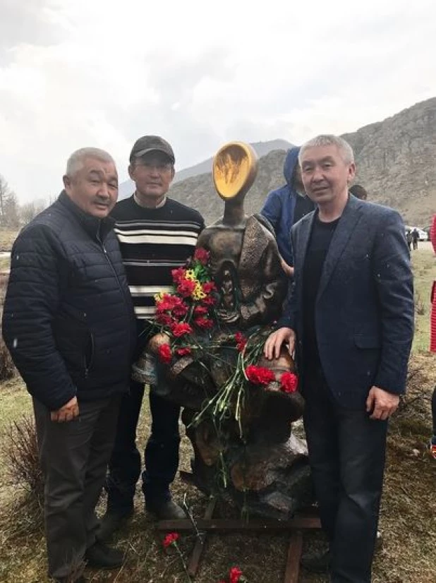 В Горном Алтае установили памятник суслику и детям войны.