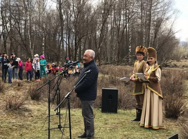 В Горном Алтае установили памятник суслику и детям войны.