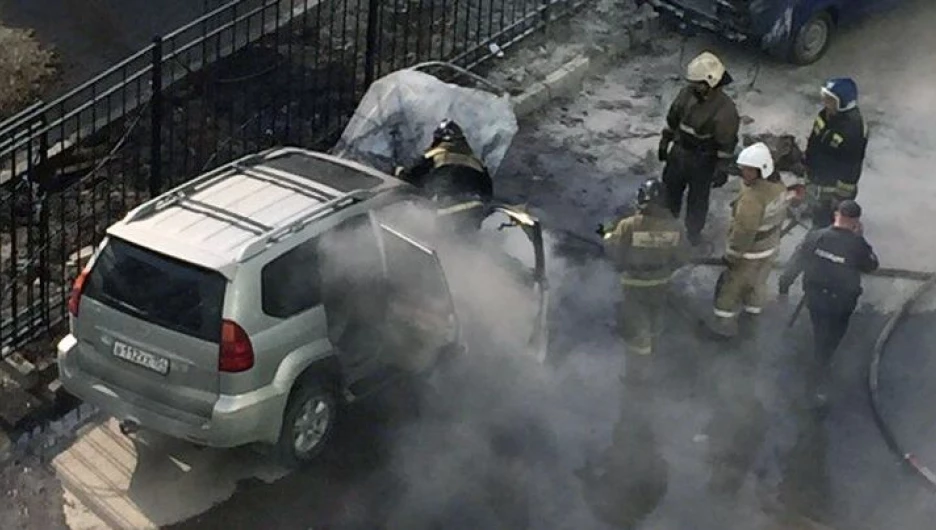 В Новосибирске загорелись два автомобиля. 6 мая 2017 года.