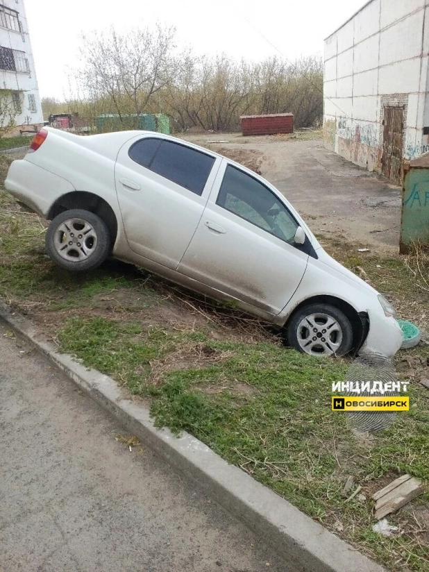 В Новосибирске бросили машину с алтайскими номерами.