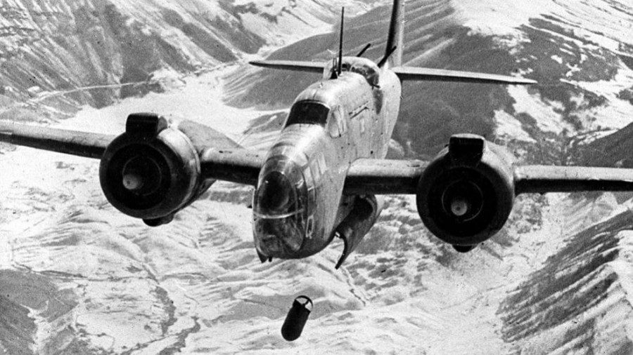 Британский бомбардировщик времен второй мировой войны.